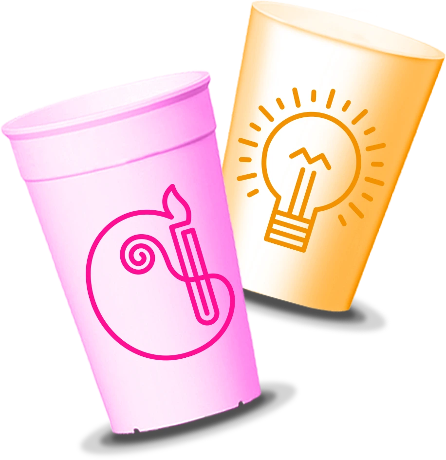 Pinker und gelber Mehrwegbecher mit Beispiel für einen individuellen Druck