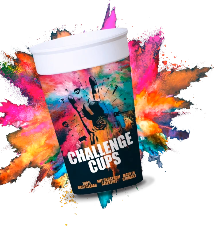 Der Öko Mehrwegbecher Challenge Cup vor buntem Hintergrund